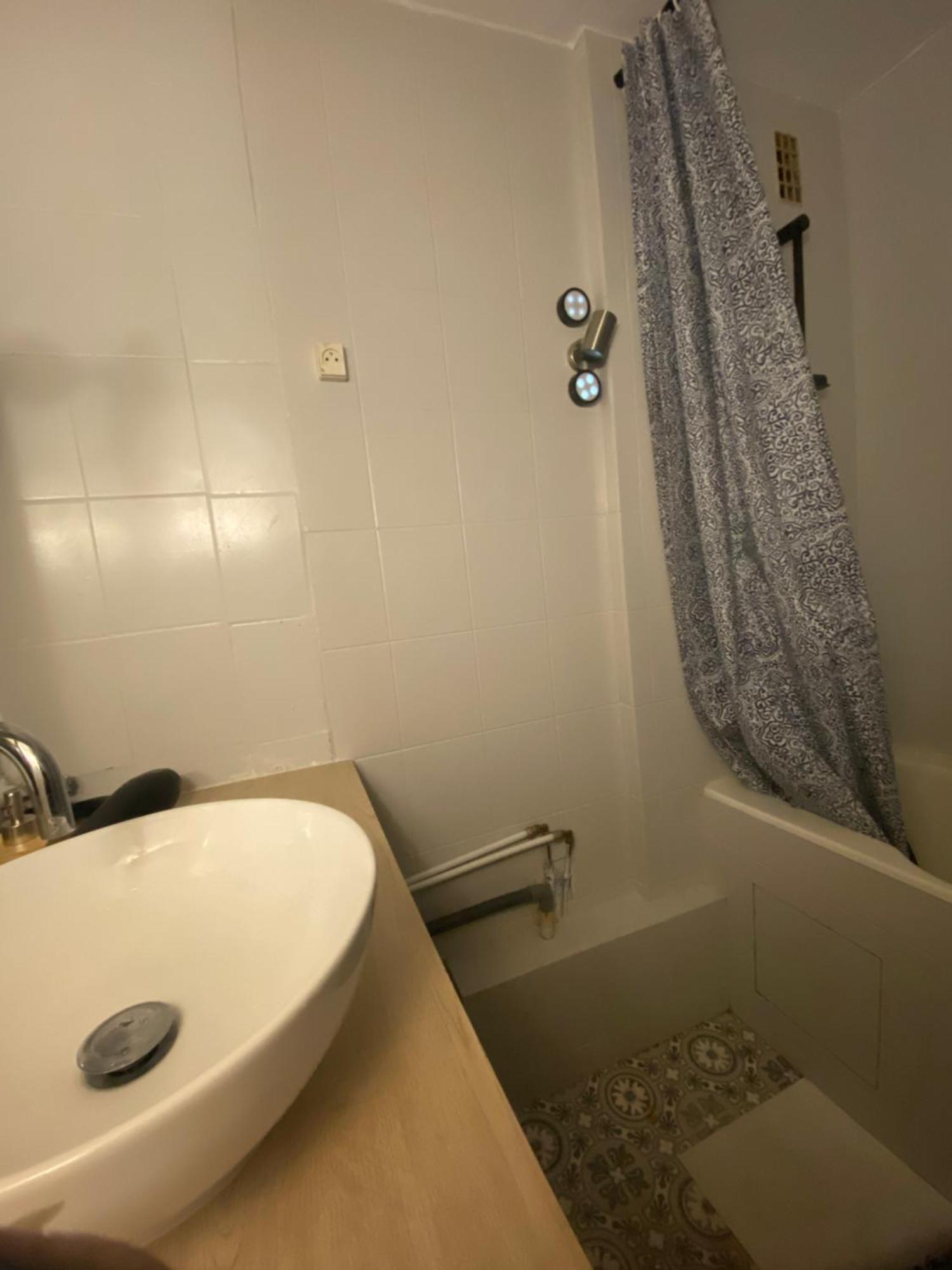 Bel Appartement Spacieux ,Convivial De 3 Chambres Avec Parking Prive Secure Caen Bagian luar foto